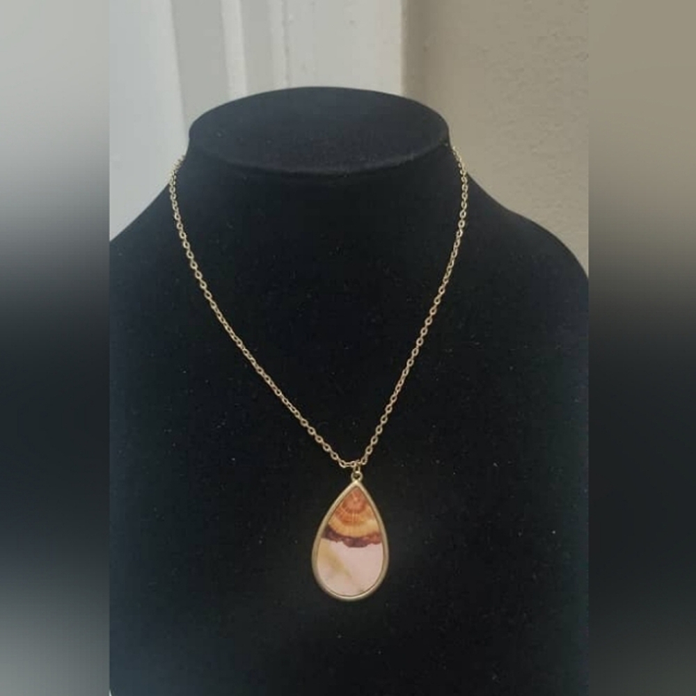Gold tone Teardrop Pendant Necklace 🌴